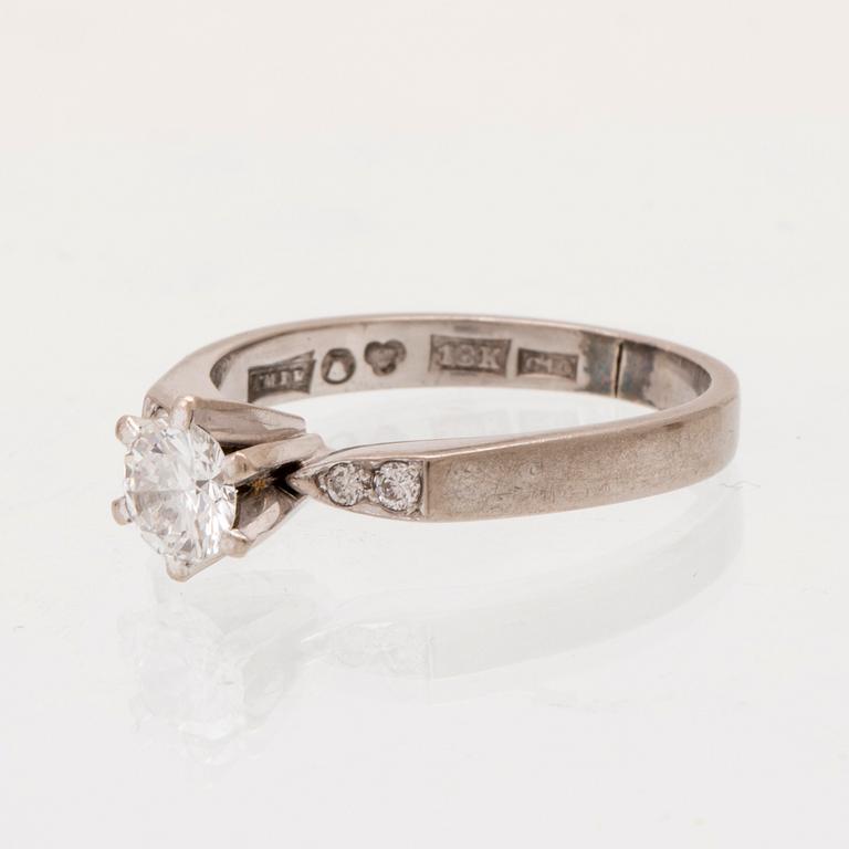 Ring 18K vitguld och briljantslipade diamanter av Lundberg Guldatelje Amie Stockholm 1977.