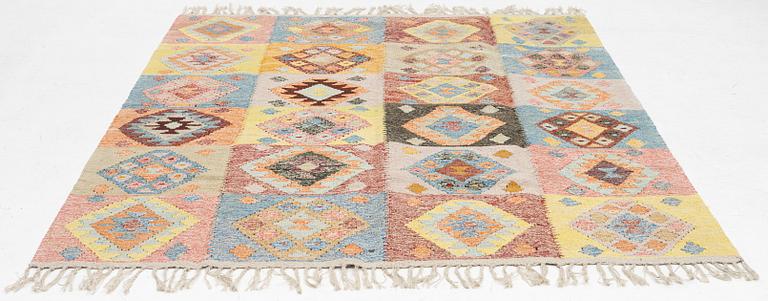 A kilim rug, c. 225 x 178 cm.