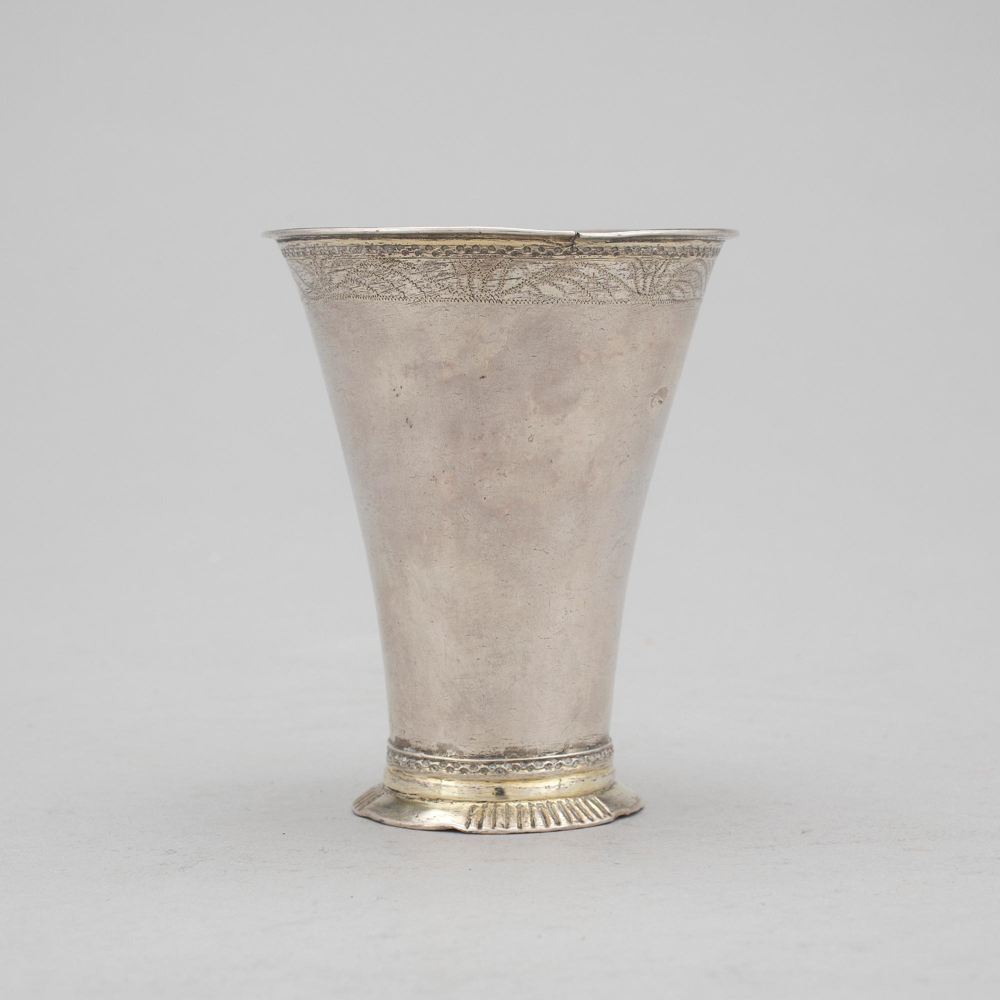 BÄGARE och SKEDAR, 3 del, bland annat en bägare av Johan Leffler, Falun, 1766. Vikt ca  125 g.