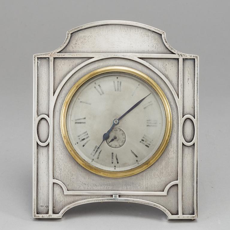 CHARLES & RICHARD COMYNS, a silver table clock from London, England, 1903.