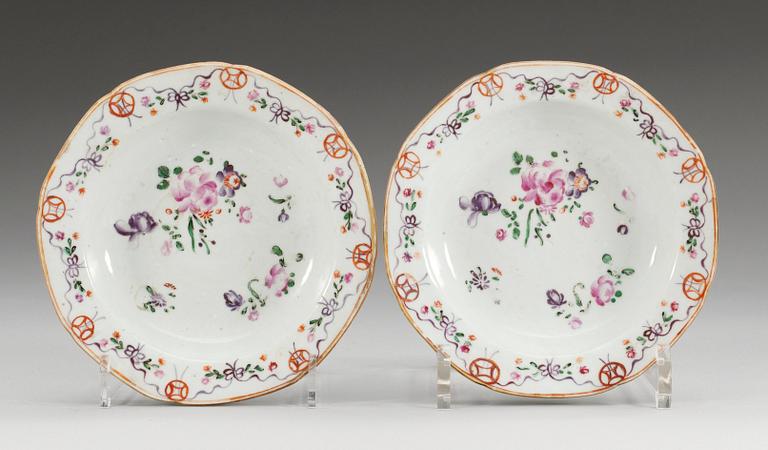 BÄRTALLRIKAR, ett par, porslin. Qing dynastin. Qianlong (1736-95).