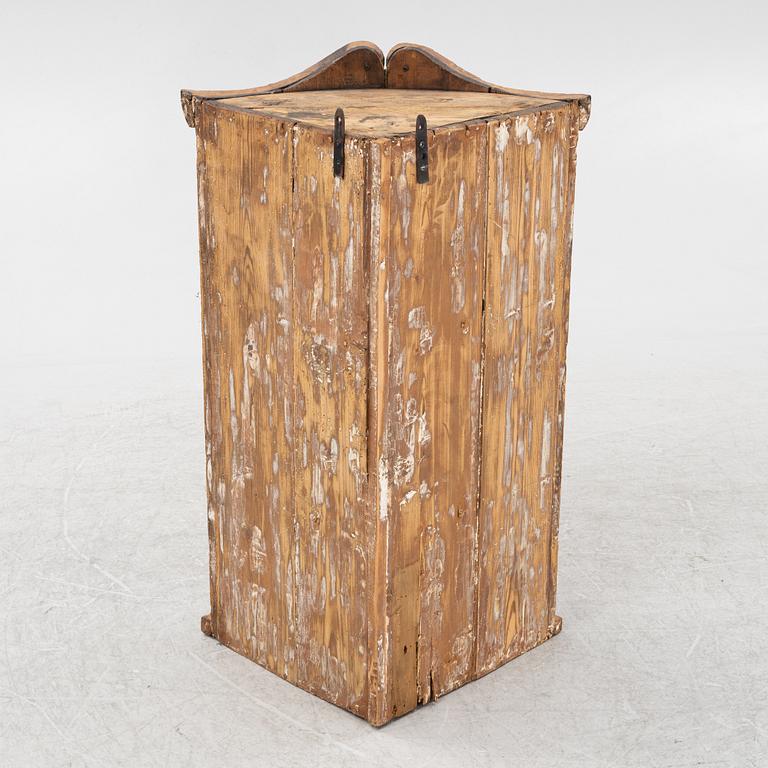 Hörnskåp, allmoge, 1800-tal.