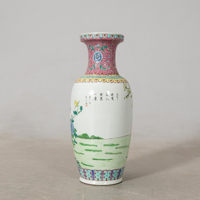 Floor vase China 20th century porcelain.