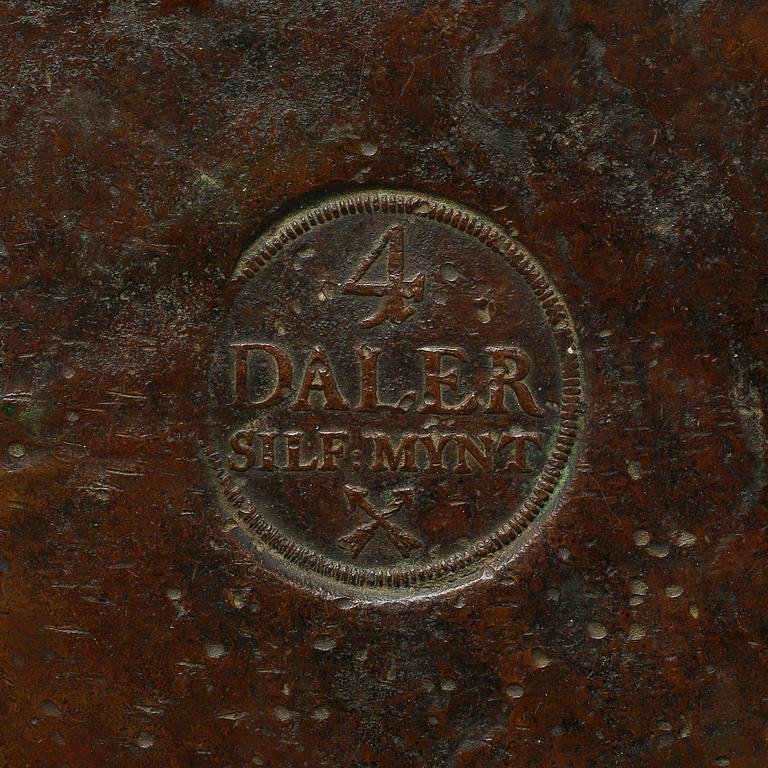 PLÅTMYNT, 4 daler, daterad 1721.
