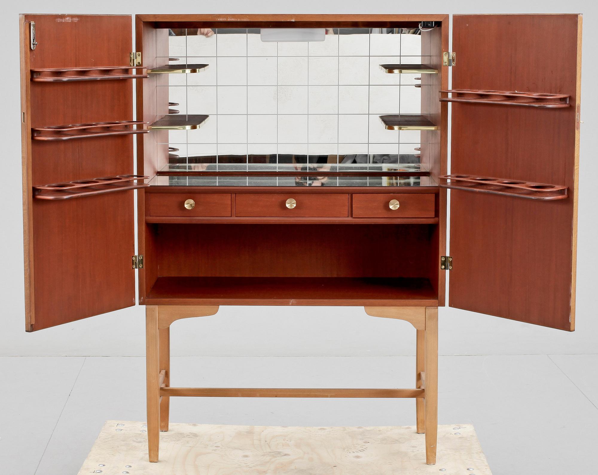 BARSKÅP, 1900-talets mitt/andra hälft.