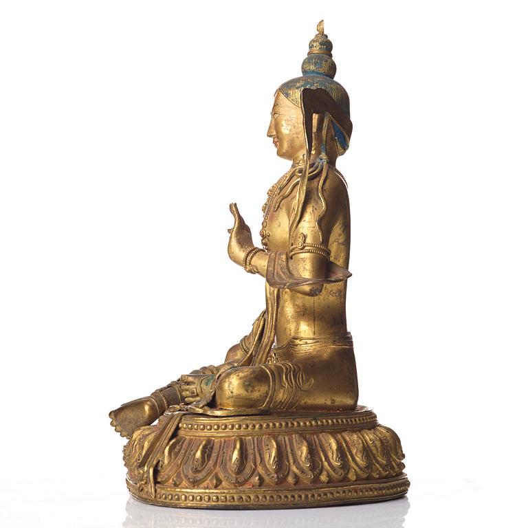 BUDDHISATTVA, förgylld kopparlegering. Tibetokinesisk, 1700-tal, märkt Da Qing Qianlong Nian jingzao.