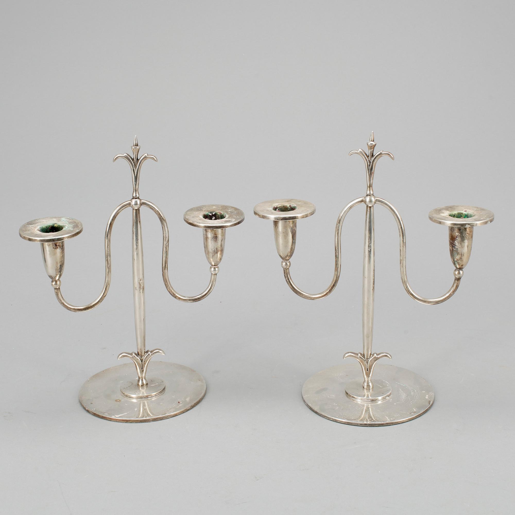 LJUSSTAKAR, ett par, nysilver, 1900-talets första hälft.