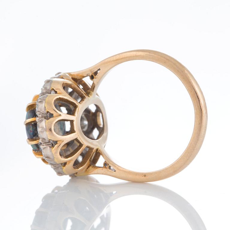 Opalring med runda briljantslipade diamanter total vikt ca 1.20 ct.