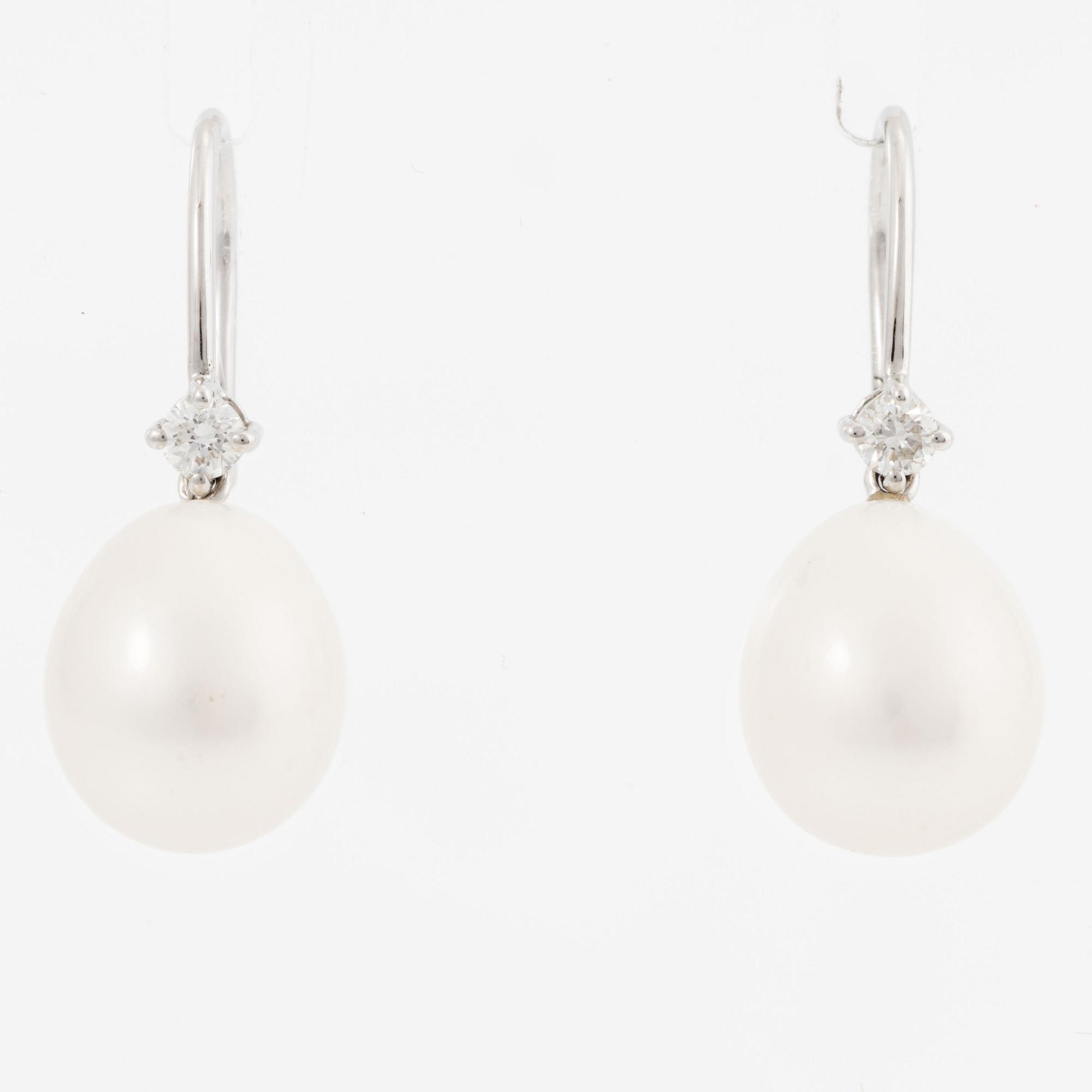 Earrings 18K white gold with oval pearls and brilliant-cut diamonds.