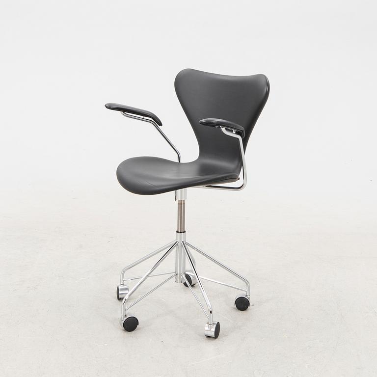 Arne Jacobsen, desk chair, "Sjuan", Fritz Hansen, dated 2017.