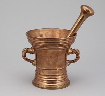 555. A 18th century brass mortar with pestle.