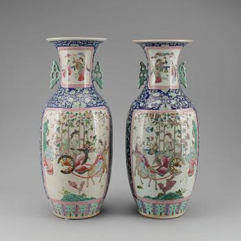 GOLVVASER, ett par snarlika, porslin, Kina, troligen omkring 1900.