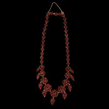 COLLIER samt ÖRHÄNGEN, silver med fasettslipade granater, Konrad Wahlström, Stockholm, 1945. Vikt 52 g.