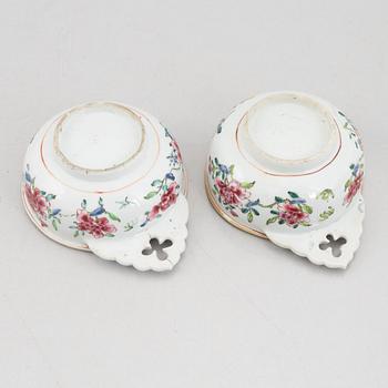 A pair of Famille Rose porcelain cups, China, Qing dynasty, Qianlong (1736-95).