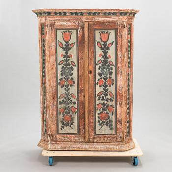 Skåp daterad, märkt EES ÅT daterad 1805.