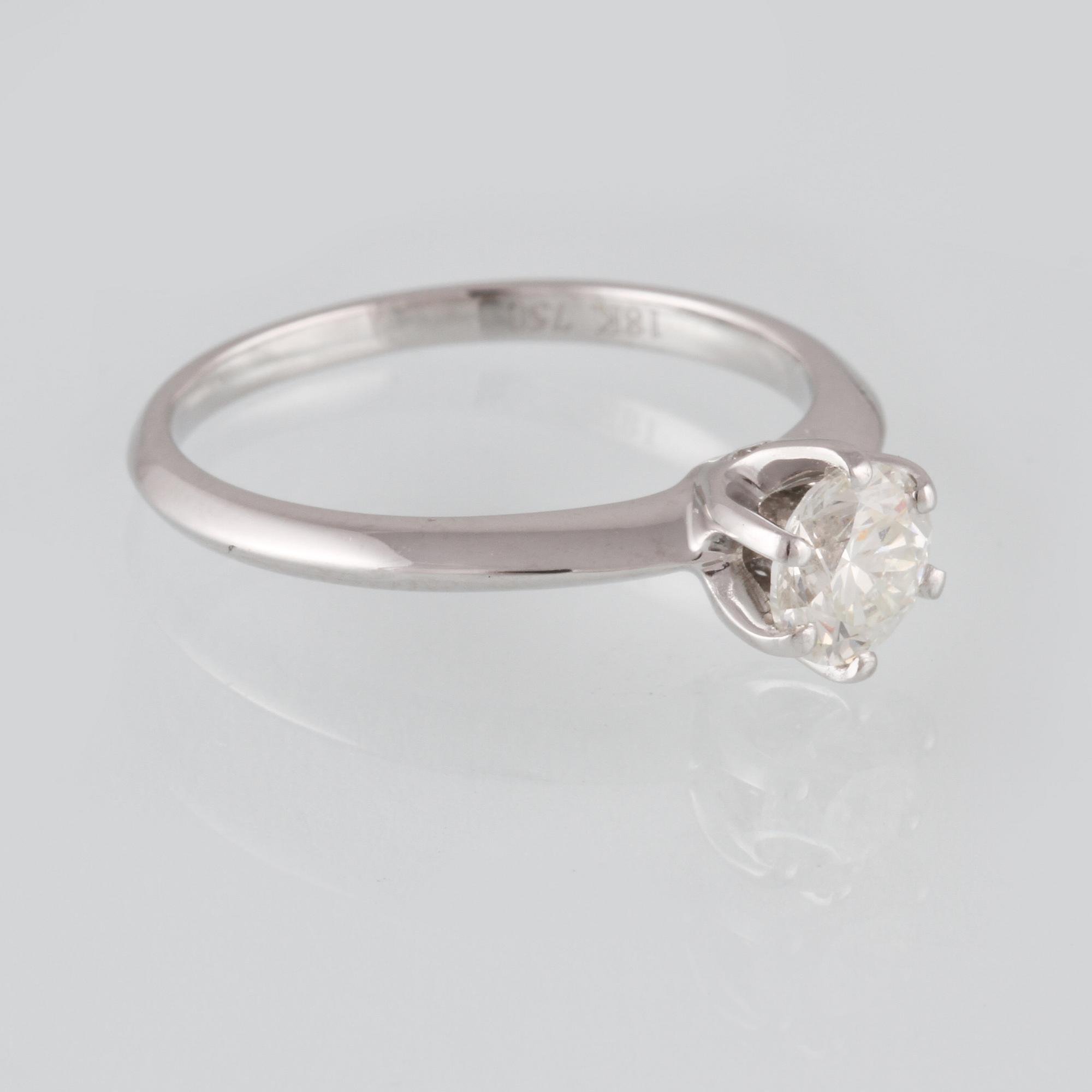 RING, 18K vitguld med briljantslipad diamant 0.70 ct samt 2 briljantslipade diamanter 0.03 ct. Vikt 2,9 gram.
