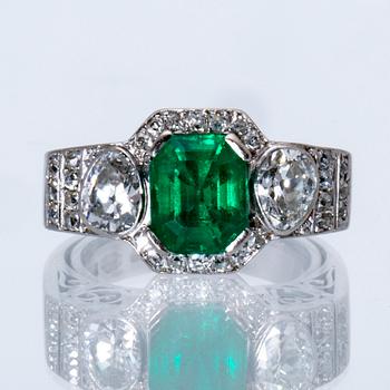 Ring 18K whitegold 1 emerald approx 2 ct and old-cut diamonds approx 1,5 ct, G Dahlgren & Co Malmö 1968.