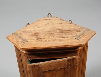 HÄNGSKÅP, 1800-tal.