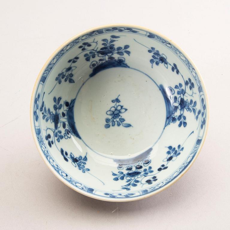 A Chinese 18th/19th century porcelain bowl.