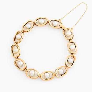 Bracelet 18K gold with cultured pearls.