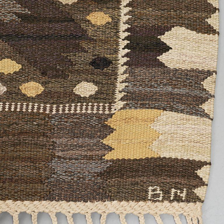 Barbro Nilsson, Matta, "Nejlikan gråsvart", gobelängteknik, ca 273,5 x 213,5-219,5 cm, signerad AB MMF BN.