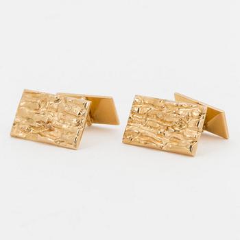 A pair of 18K gold cufflinks.