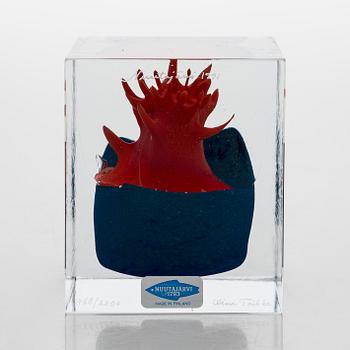 Oiva Toikka, an annual glass cube, signed Oiva Toikka Nuutajärvi 1991, 768/2000.