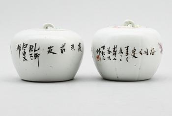 LOCKURNOR, 2 st, porslin, Kina, 1800-talets andra hälft.