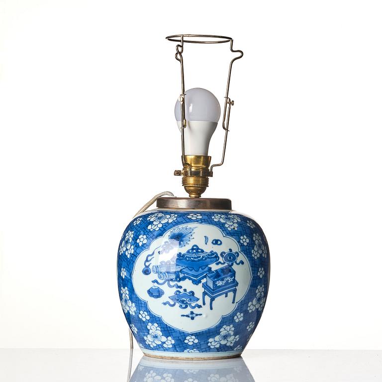 A blue and white jar, Qing dynasty, Kangxi (1662-1722).