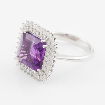 Ring 18K vitguld med ametist och briljantslipade diamanter.