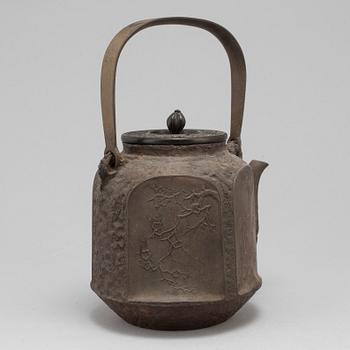 A cast-iron teapot with cover, Japan, Meiji (1868-1912).