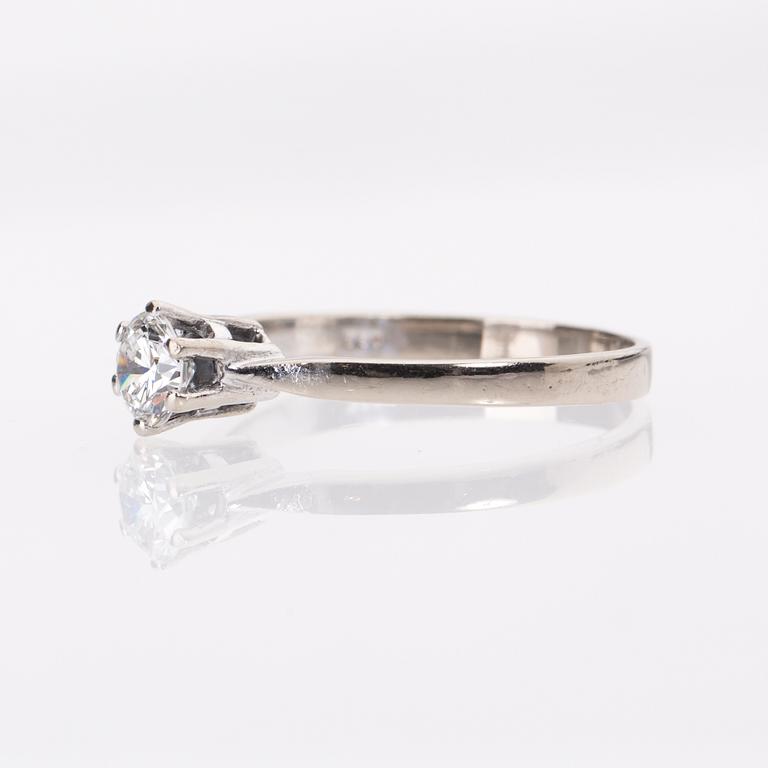 RING, 18K vitguld med briljantslipad diamant, ca 0.47 ct.