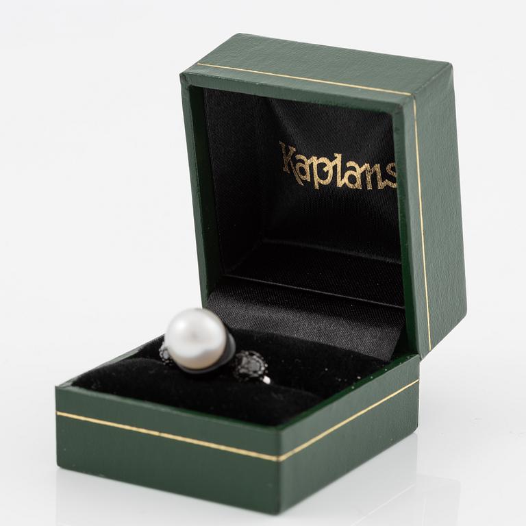 Ring 18K vitguld med en odlad Söderhavspärla och svarta diamanter och emalj, Autore.
