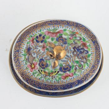Smör terrin med lock och fat, porslin. Qingdynastin, 1700-tal.