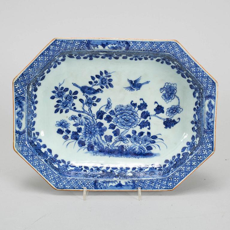 A blue and white dish, Qing dynasty, Qianlong (1736-95).