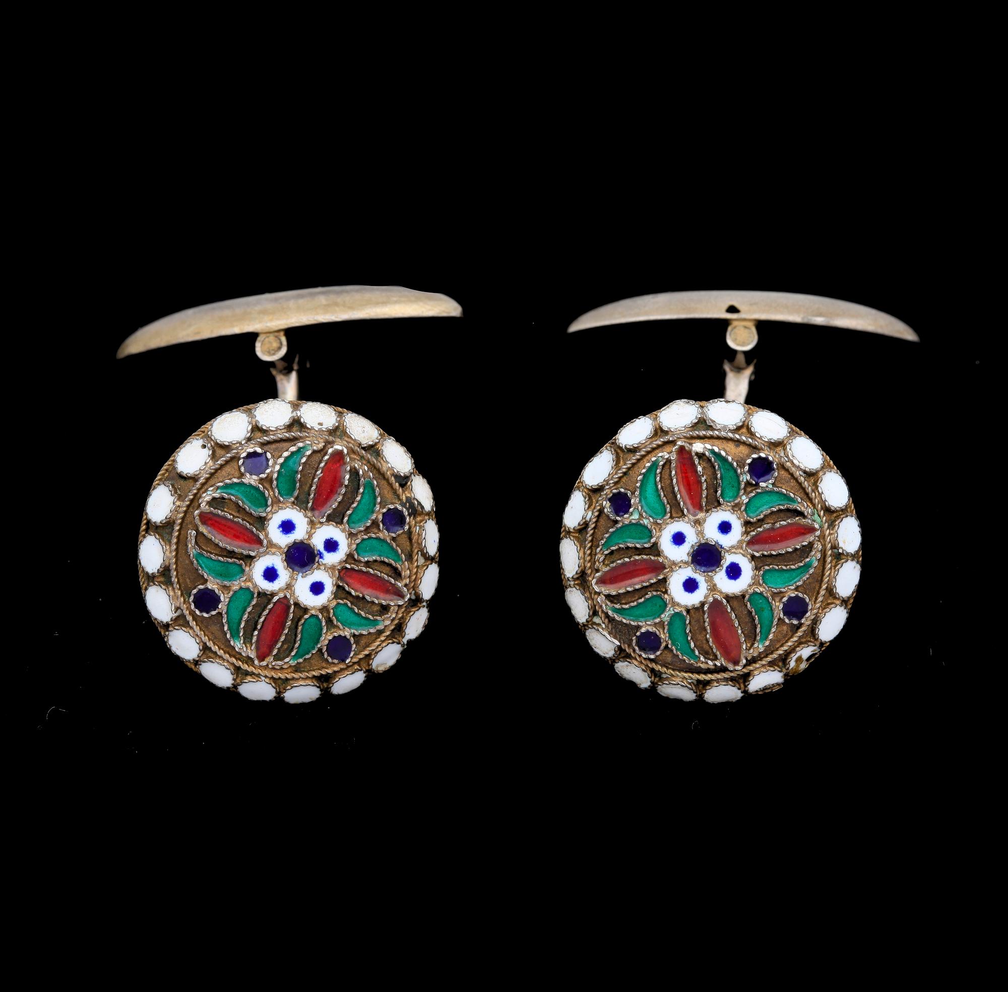 MANSCHETTKNAPPAR, ett par, silver/cloisonné, Ryssland, 1800-talets slut. Totalvikt 8 g.