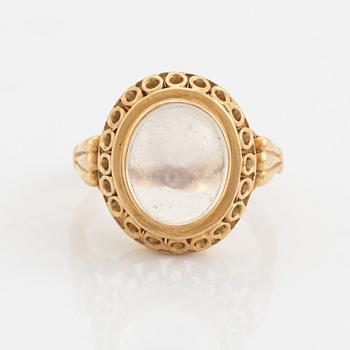 18K gold and moonstone ring.