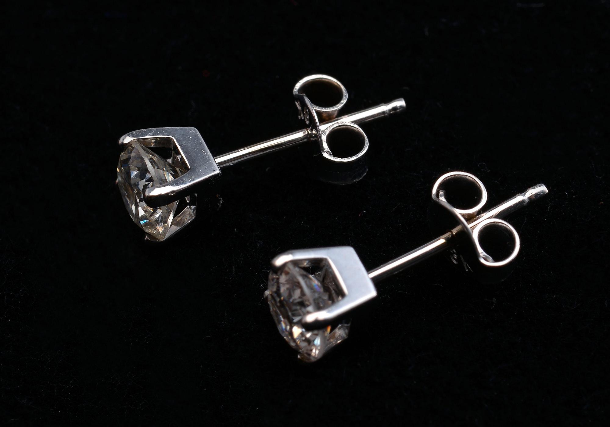 KORVAKORUT, briljanttihiottuja timantteja n. 1.15 ct. 18K valkokultaa, paino 1,5 g.