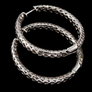 ÖRHÄNGEN, ett par, 18k vitguld med briljantslipade diamanter, totalt 7.44 ct. Vikt 15 g.