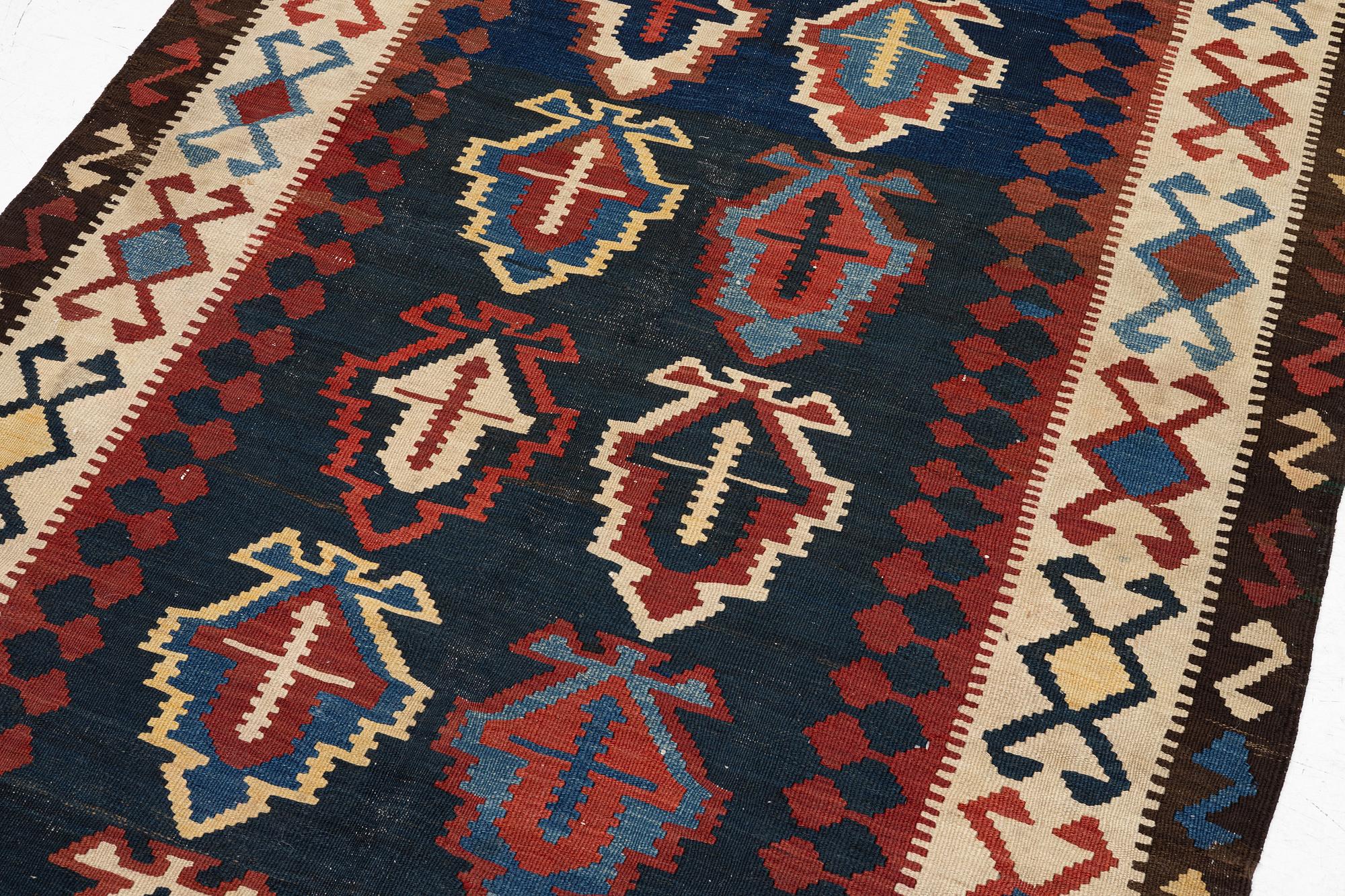 Matta, semiantik, nordvästpersisk Kelim, ca 327 x 141 cm.