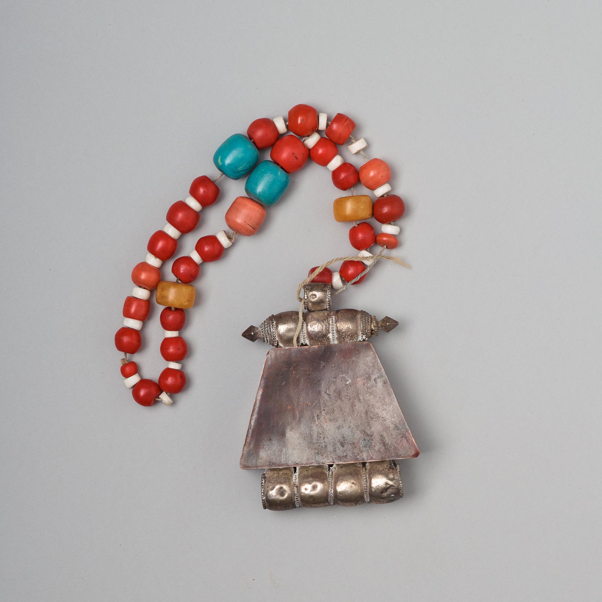 HALSSMYCKE, försilvrad kopparlegering. Tibet, 1800-talets slut.