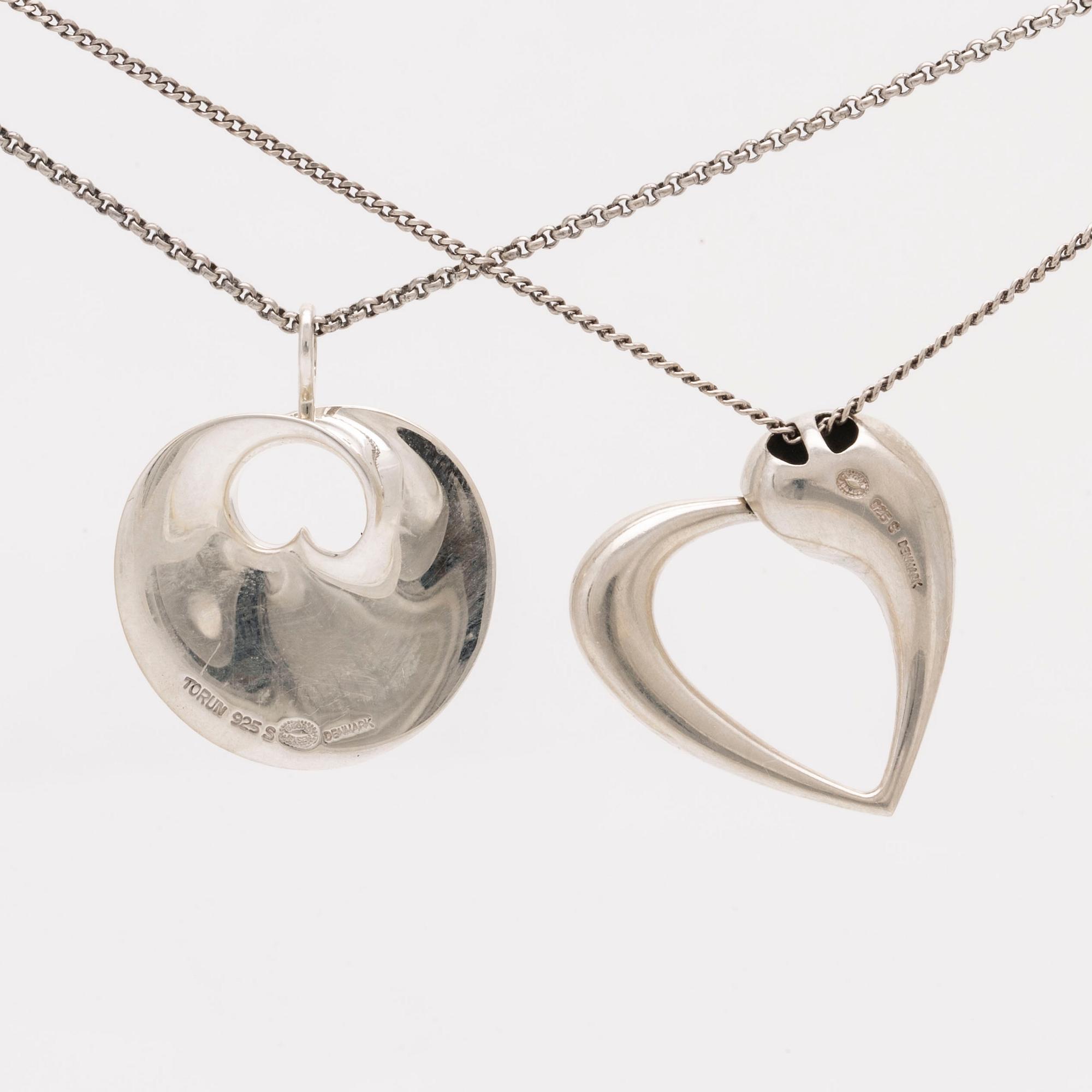 Georg Jensen 2 hängen med kedjor,sterling silver,  "Artist heart" av Karim Rashid, "Hidden heart" av Torun Bülow-Hübe.