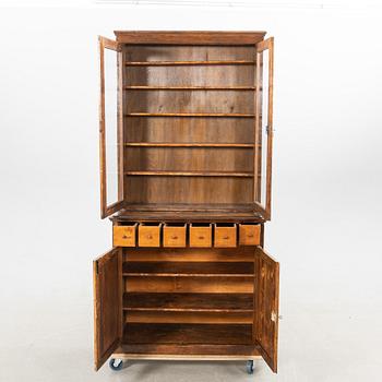 Bokskåp/Vitrinskåp omkring 1900.