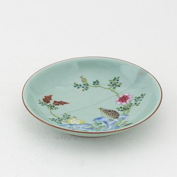 Skålfat, porslin. Qingdynastin med  Qianlongs märke.