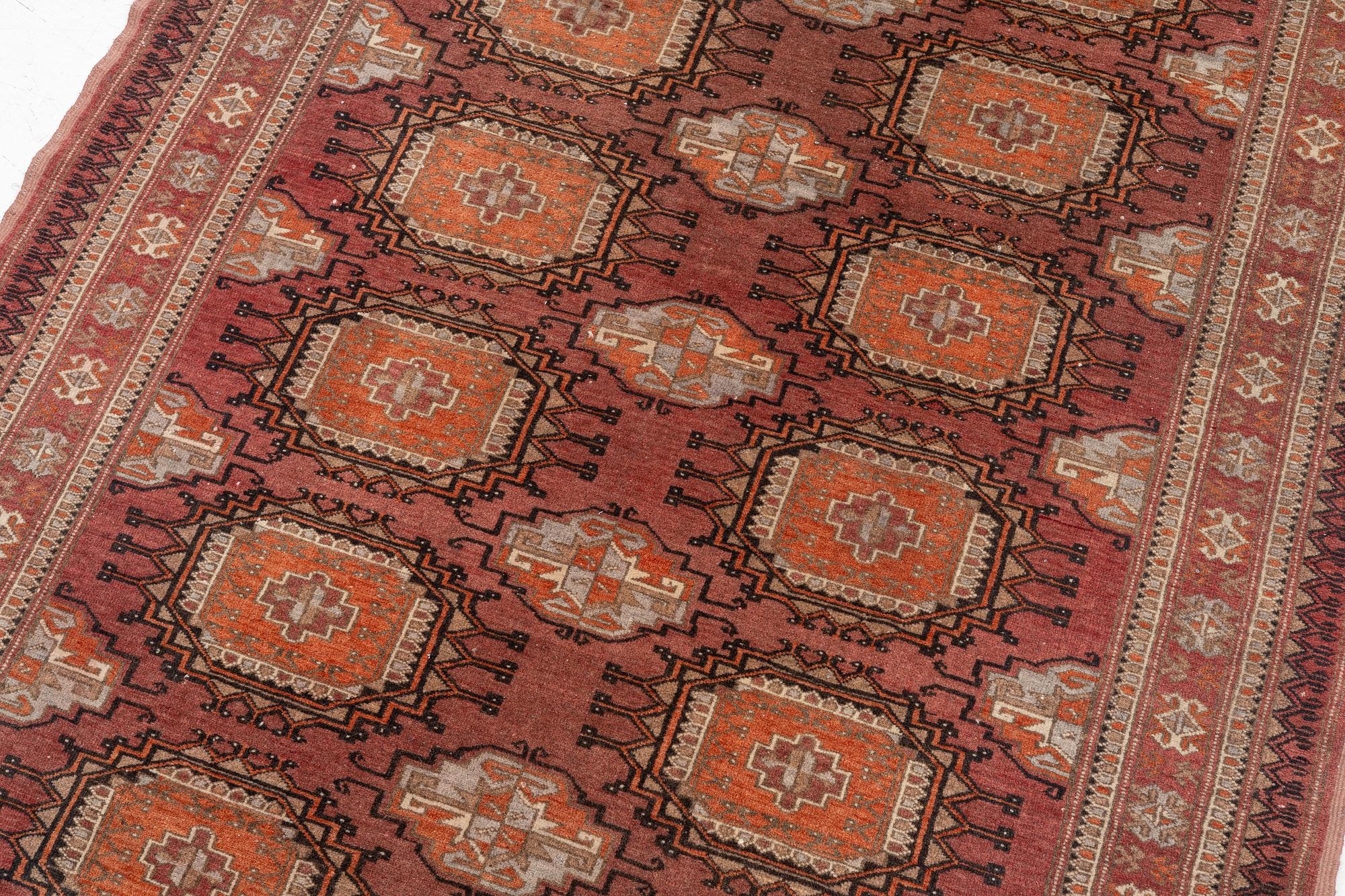 An oriental rug, a. 189 x 119 cm.