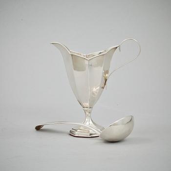GRÄDDKANNA, samt SÅSSLEV, silver, England. Tot vikt 214 g.