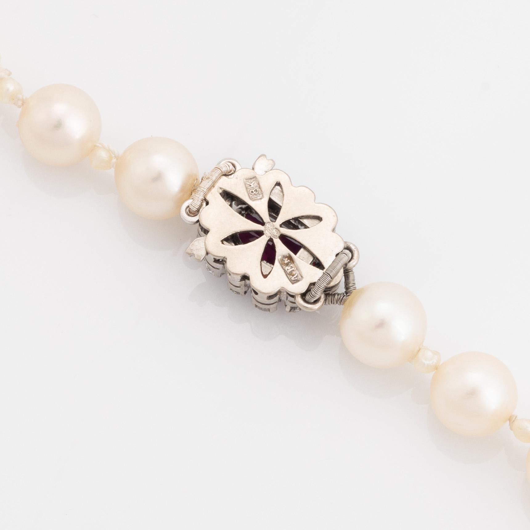 Cultured pearl necklace, clasp 18K white gold, ruby and brilliant cut diamonds.