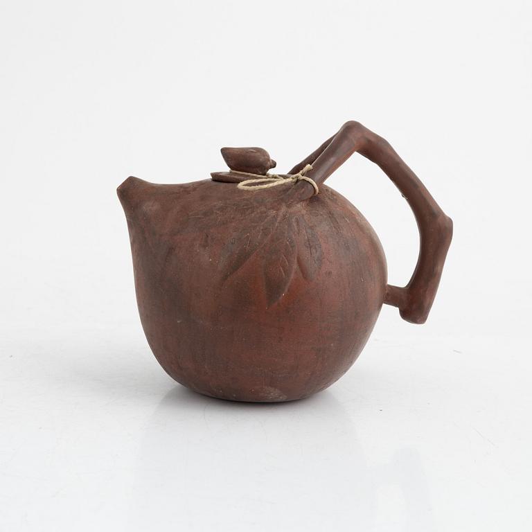Two Chinese yixing ware teapots, late Qing dynasty / early 20th century.