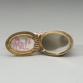 An export porcelain famille rose snuff box in the form of a shoe, Qing dynasty, Qianlong (1736-1795).