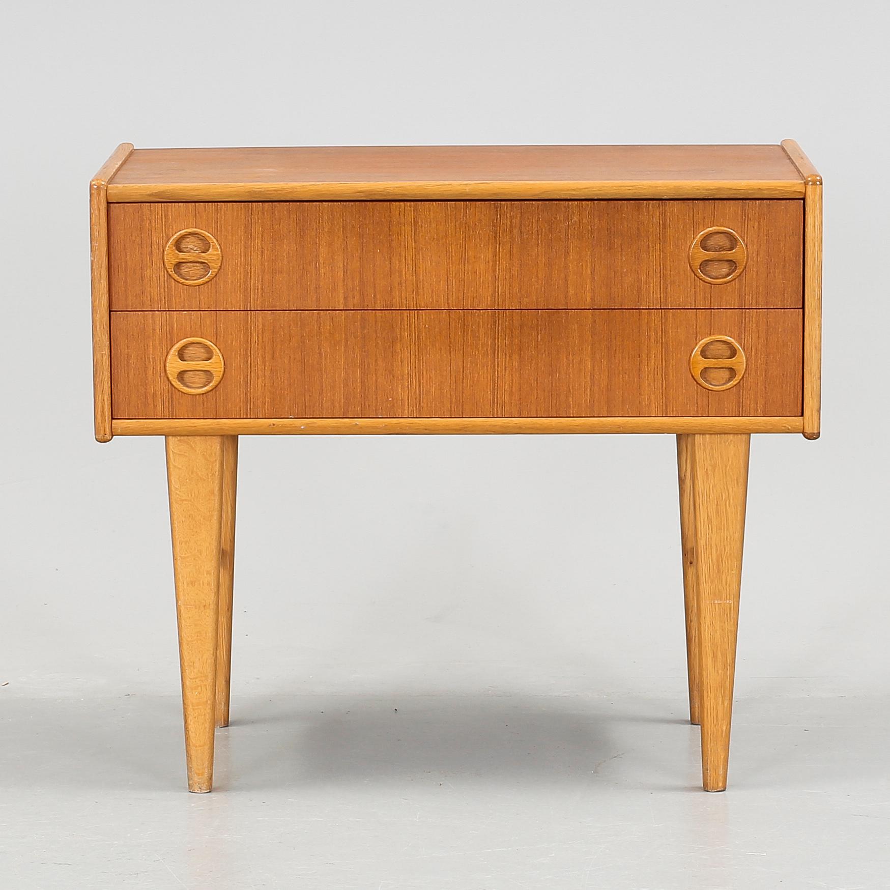 BYRÅ, ek och teakfanér, 1960-tal.